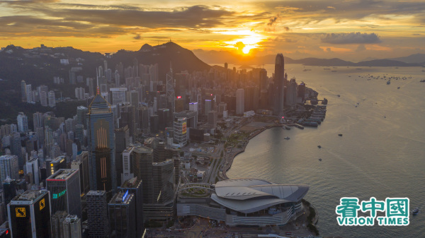 圖為香港維港落日景色。