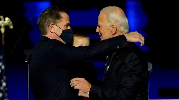 喬·拜登（Joe Biden）和他的兒子亨特·拜登（Hunter Biden，左）