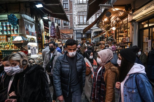 2020年12月14日，土耳其伊斯坦布尔街头的人们都戴着口罩。