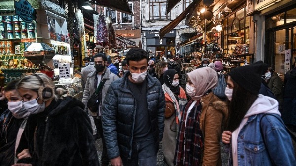 2020年12月14日，土耳其伊斯坦布尔街头的人们都戴着口罩