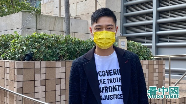 香港艺人王宗尧等人涉嫌去年7.1闯入香港立法会，被起诉“暴动罪”。王离场时与在场支持市民拥抱，亲建制派大波Man到场挑机，被在场市民轰走，并护送王离开。