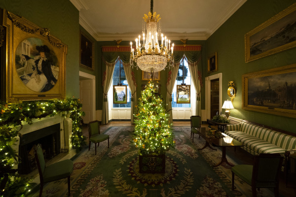 2020白宫圣诞装饰，主题是“美丽的美国”（America the Beautiful），图为白宫绿厅（Green Room）。（图片来源：Drew Angerer/Getty Images）