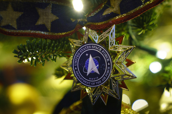 2020白宫圣诞装饰，主题是“美丽的美国”（America the Beautiful），图为白宫圣诞树上悬挂的美国太空军的徽标。（图片来源：Drew Angerer/Getty Images）