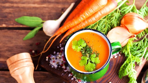 食用富含维生素A食物（相当于每天2根大胡萝卜）的人，患鳞状细胞皮肤癌的风险降低。