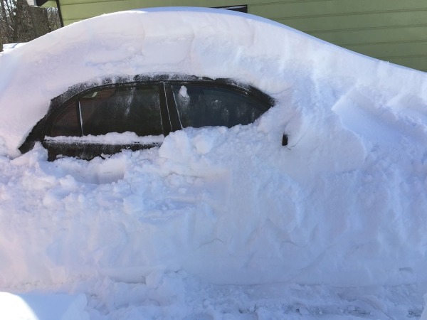 纽约州暴风雪男子连车深埋雪堆10小时图/视频