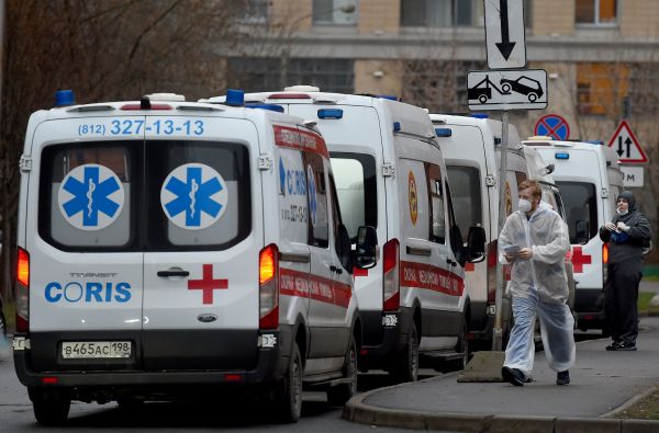 2020年12月21日，俄罗斯圣彼得堡一家医院的救护车停靠在街边。
