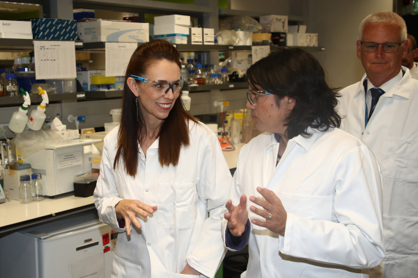 2020年12月17日，新西兰总理杰辛达·阿德恩参观奥克兰大学的实验室。