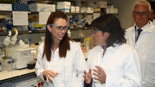 2020年12月17日，新西兰总理杰辛达．阿德恩参观奥克兰大学的实验室