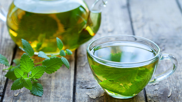 空腹喝茶對腸胃的刺激，會使消化液被沖淡、稀釋，影響消化。