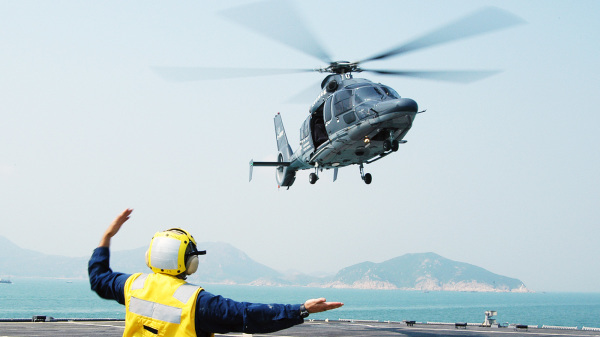 香港政府飛行服務隊被美國商務部列入黑名單之上，多為民主派人士均認為，今次美國制裁飛行服務隊，與其涉嫌參與協助大陸當局將12港人送中有關。圖為香港政府飛行服務隊與美國海軍進行聯合訓練。（圖片來源：公有領域）