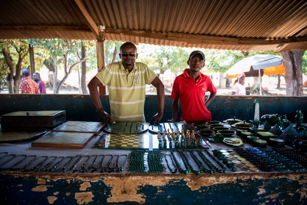 剛果民主共和國盧本巴希市場的攤位上孔雀石賣家。