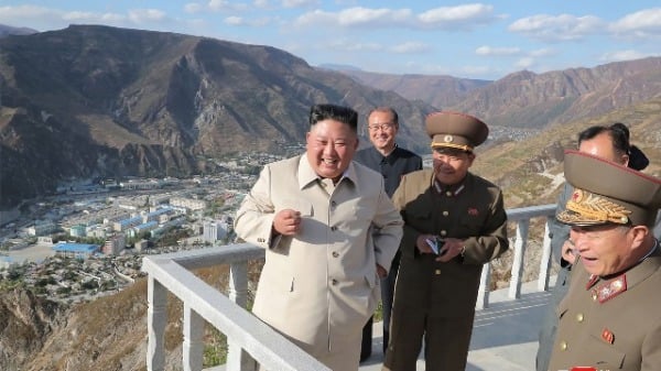 朝中社發布金正恩與朝鮮官員視察地方的照片。