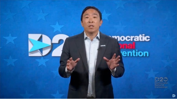 美国华裔企业家和政治家杨安泽（Andrew Yang）在民主党大会上演讲
