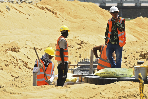 2020年2月24日，在斯里兰卡科伦坡港口建筑工地的中国和斯里兰卡工人。