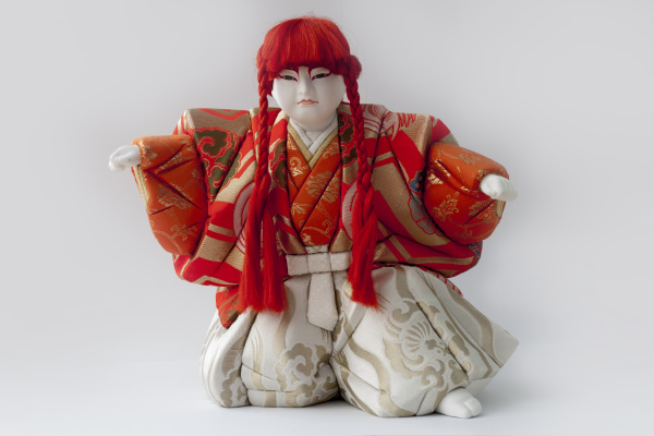 “能剧”是日本独有的一种舞台艺术，为佩戴面具演出的一种古典歌舞剧。