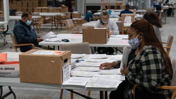 美国乔治亚州的一个智能设备将美国总统选举的选票信息发送给中国。图为乔治亚州一个计票中心