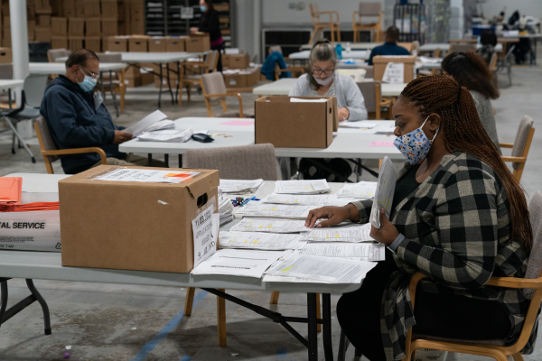 圖為2020 年11月美國大選期間喬治亞州的一個計票中心。（圖片來源：Elijah Nouvelage/Getty Images）