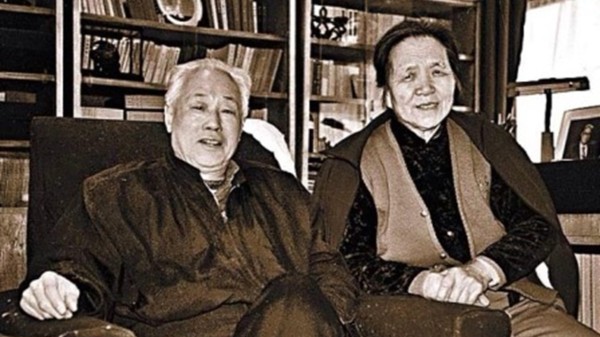 1993年赵紫阳与妻子梁伯琪在北京家中合影。