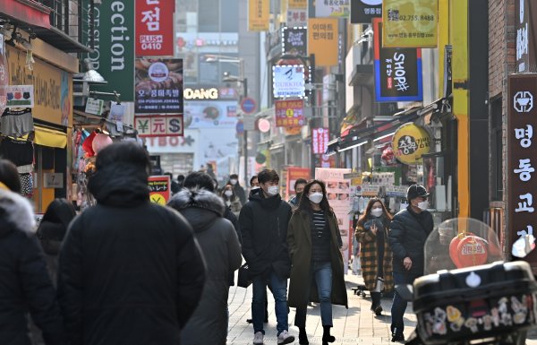 2020年12月23日，韩国首尔的明洞购物区。