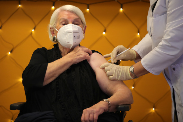 2020年12月27日，德国科隆92岁的居民格特鲁德·沃格尔接受武汉肺炎疫苗接种。