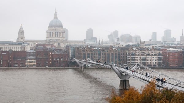 “雾都”伦敦每到秋冬季节都会呈现出浓雾不散的现象，非常容易增加传染机率。