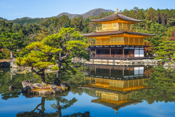 位于京都市的金阁寺已完成屋顶整修作业，此次作业距上次整修已间隔18年，完成后让金阁寺以焕然一新面貌迎接新的一年。