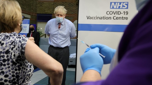 2020年8月12日，英國首相約翰遜（Boris Johnson）參觀了倫敦Covid-19疫苗中心。