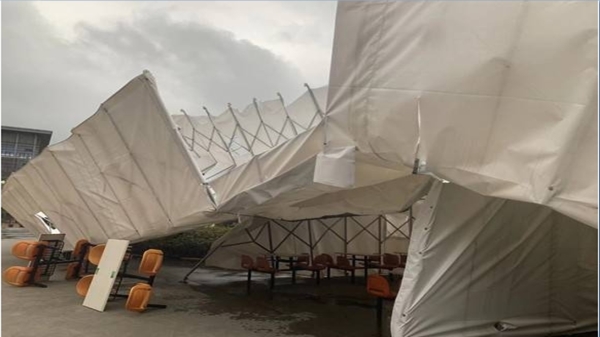 12月29日下午，大風吹翻了上海華東師大閔行校區內的臨時供餐帳篷。（圖片來源：微博）