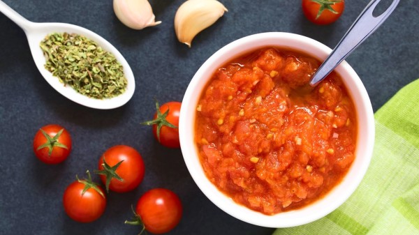 西红柿含有的茄红素是脂溶性物质，熟吃更容易吸收。