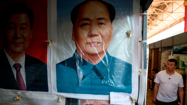 2019年9月7日，在北京潘家園舊貨市場上懸掛的毛像。