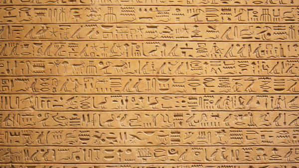 李艾倫他準確的寫出了埃及的文字，還有當時古埃及所使用的語言。