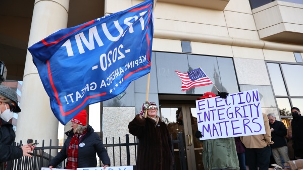 圖為2020年12月2日，川普支持者在密歇根州州議會舉行的聽證會外面表達對民主黨選舉舞弊的不滿。（圖片來源：Rey Del Rio/Getty Images）