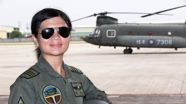 中華民國陸軍飛訓部CH-47SD型機合格班於日前結訓，陳彥蓁上尉通過換裝訓練科目的鑑測，同時也是第一位空中運輸直升機作戰隊女性飛行員。