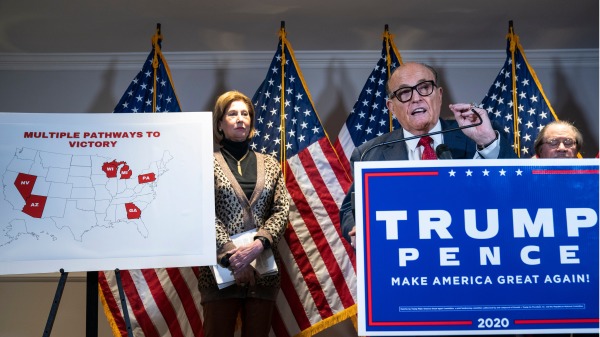 2020年11月19日，川普律师团队负责人、前纽约市长朱利安尼在RNC的关于选举舞弊的新闻会上。（图片来源：Drew Angerer/Getty Images)