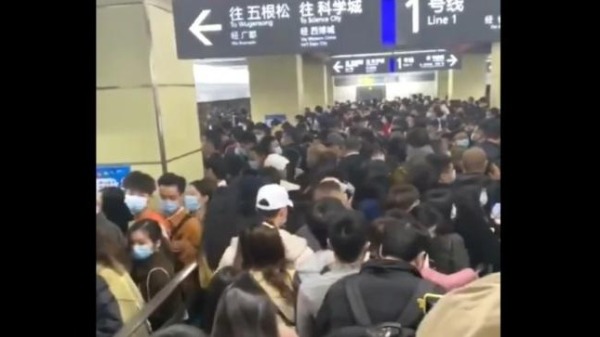 在成都一号线的火车南站，人山人海。（视频截图）