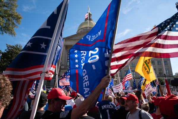 图为2020年12月，川普总统支持者在乔治亚州议会众议院外举行抗议活动，反对选举舞弊。