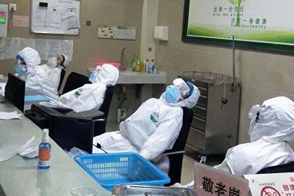 网友拍下中共肺炎一线医生休息时的场景。