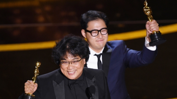 导演暨编剧奉俊昊以及另一名编剧韩进元上台领奖时相当激动，为自已能够获奖表示非常开心。