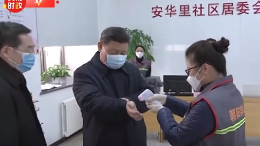 2月10日習近平戴口罩在北京露面。