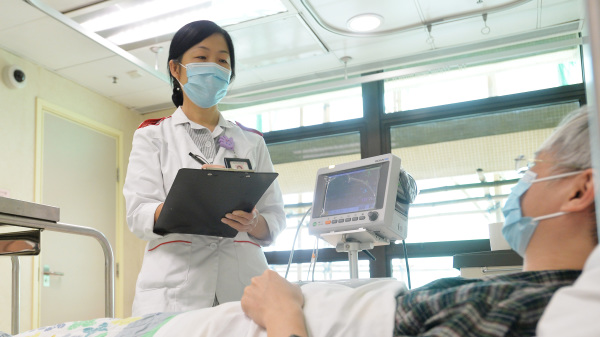 中共肺炎引致「口罩荒」，有香港醫護人員透露存量嚴重不足下，一天只能用一個口罩。資料圖。（圖片來源：香港政府新聞處）