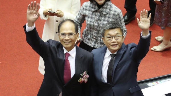 立法院长游锡堃（前左）与续任的立法院副院长蔡其昌