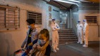 港公屋居民隔10层楼染疫过百居民深夜撤离(图)