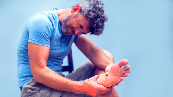 脚后跟疼痛和肾虚有直接关系，因为足少阴肾经就是从足跟部位穿过的。