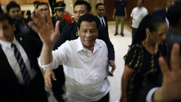 菲律宾总统杜特尔特因无法说服国内鹰派接受其亲中政策，只能选择在美中对抗下倒向华府