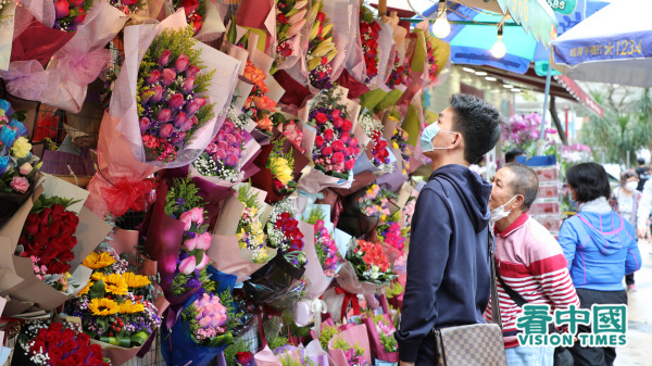 2月14日情人节，虽然中共肺炎阴霾笼罩，但仍有港人到旺角花墟选购鲜花，表达心意。