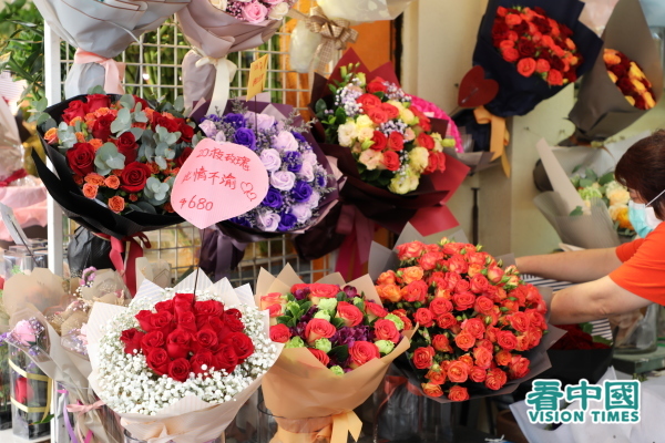 2月14日情人节，虽然中共肺炎阴霾笼罩，但仍有港人到旺角花墟选购鲜花，表达心意。（图片来源：宇星/看中国）