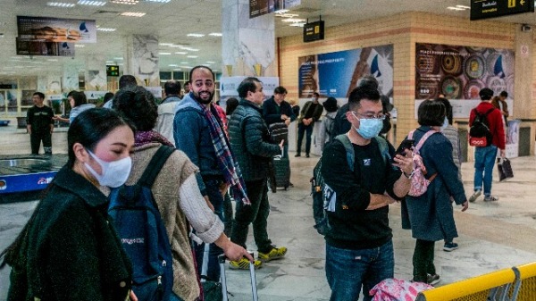 2020年2月2日，戴着口罩的乘客准备离开位于埃及首都开罗以南约920公里的埃及城市阿斯旺国际机场