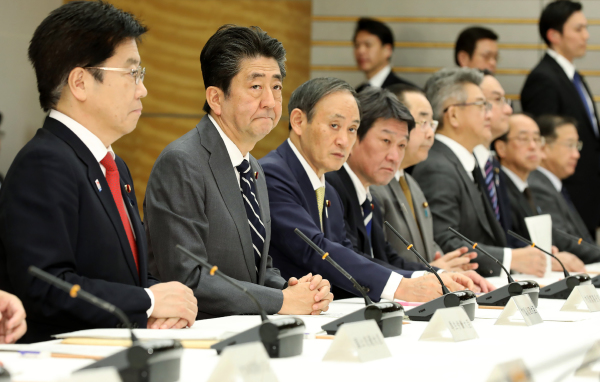 2020年2月14日，日本首相安倍晋三和卫生大臣加藤胜信（左）出席了在东京首相办公室举行的冠状病毒感染性疾病控制会议。