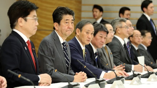 2月14日，日本首相安倍晋三和卫生大臣加藤胜信（左）出席了在东京首相办公室举行的冠状病毒感染性疾病控制会议。