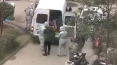 目睹儿死抬上运尸车武汉老妇哭断肠(视频图)